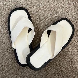 NWOT Pretty Little Thing Wide Strap Platform Flip Flops